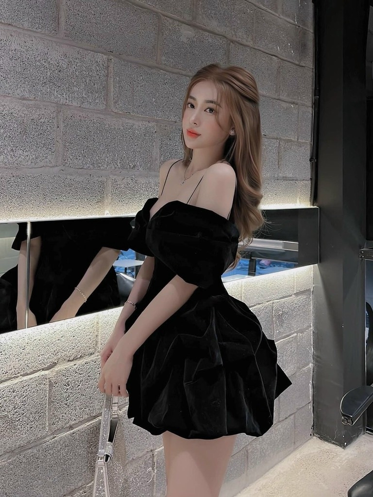 Đầm nhung 2 dây rớt vai