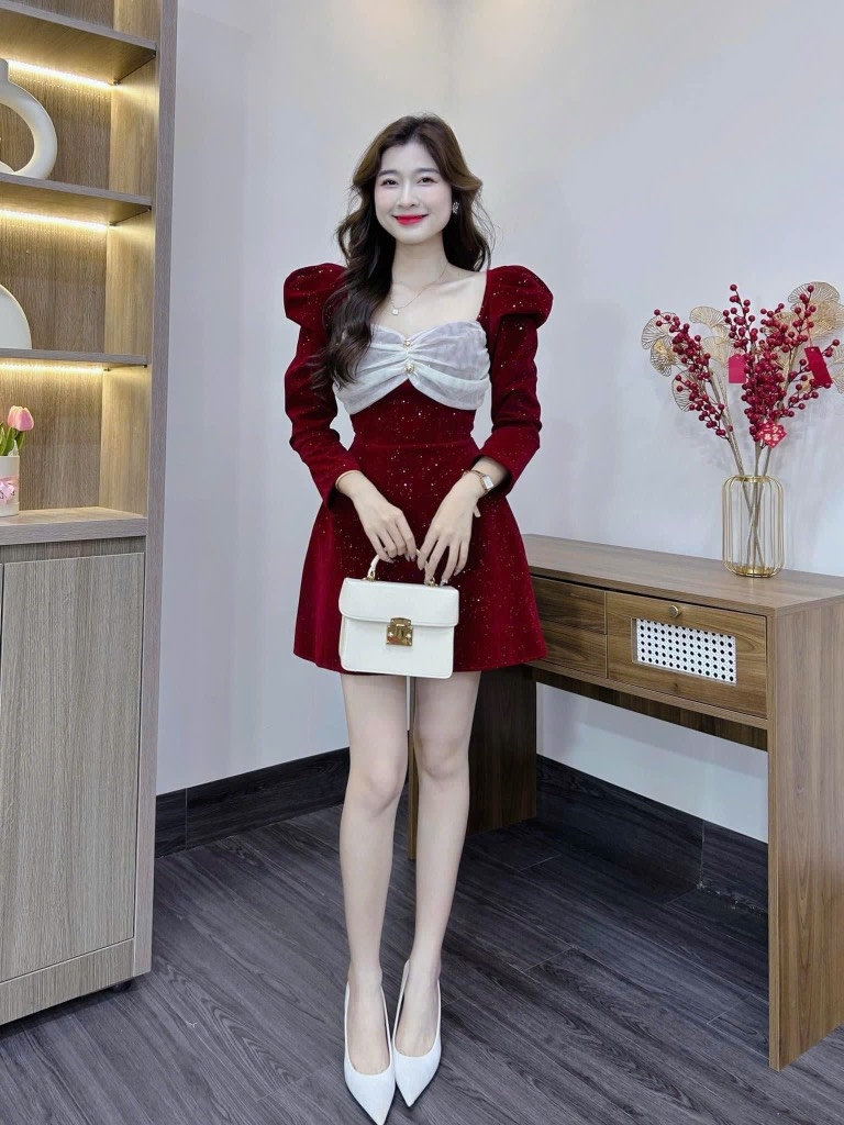 Đầm xòe nhung đỏ cổ vuông tay dài kím tuyến