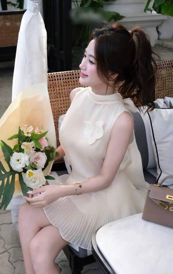 Set voan nude cổ lọ chân váy dập li