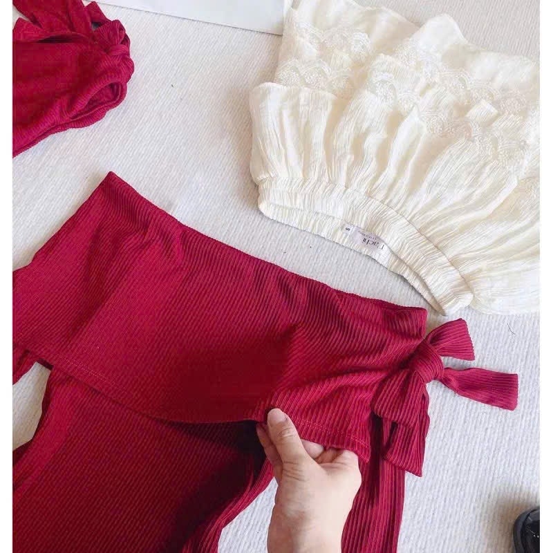 Set áo đỏ gân lệch vai chân váy kem