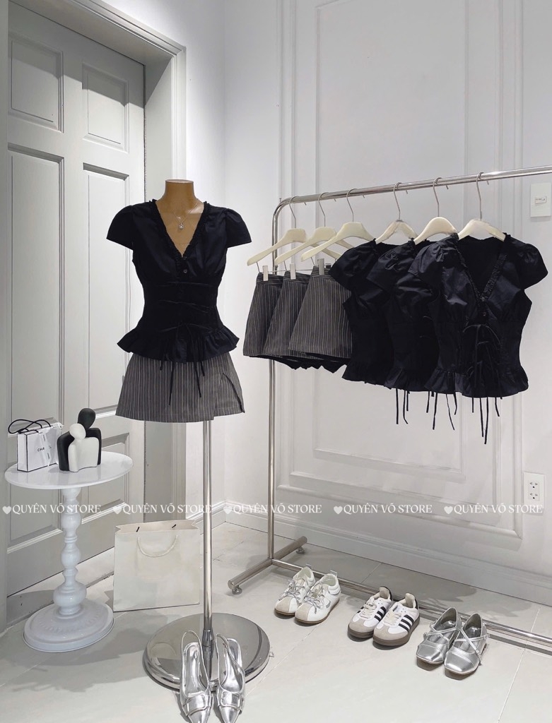 Set áo đen cổ V viền x chân váy kẻ