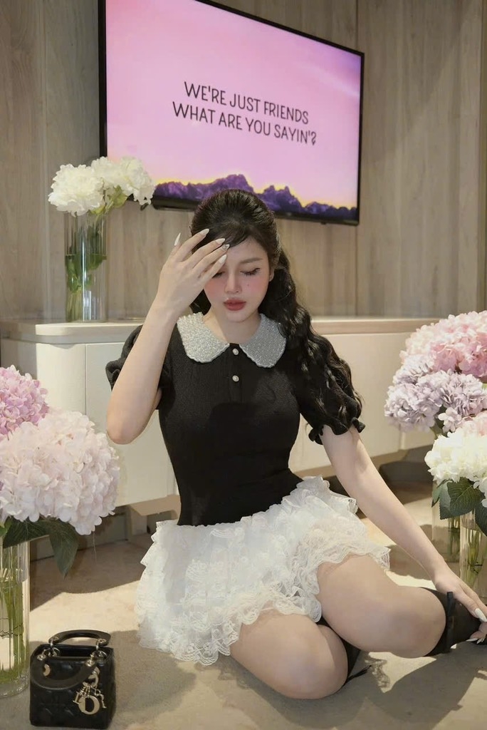 Đầm ren đen trắng cổ sen đá