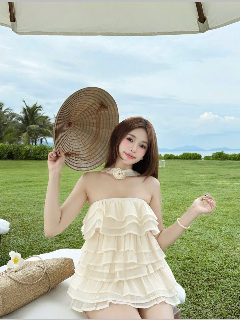 Đầm kem cúp ngực tầng