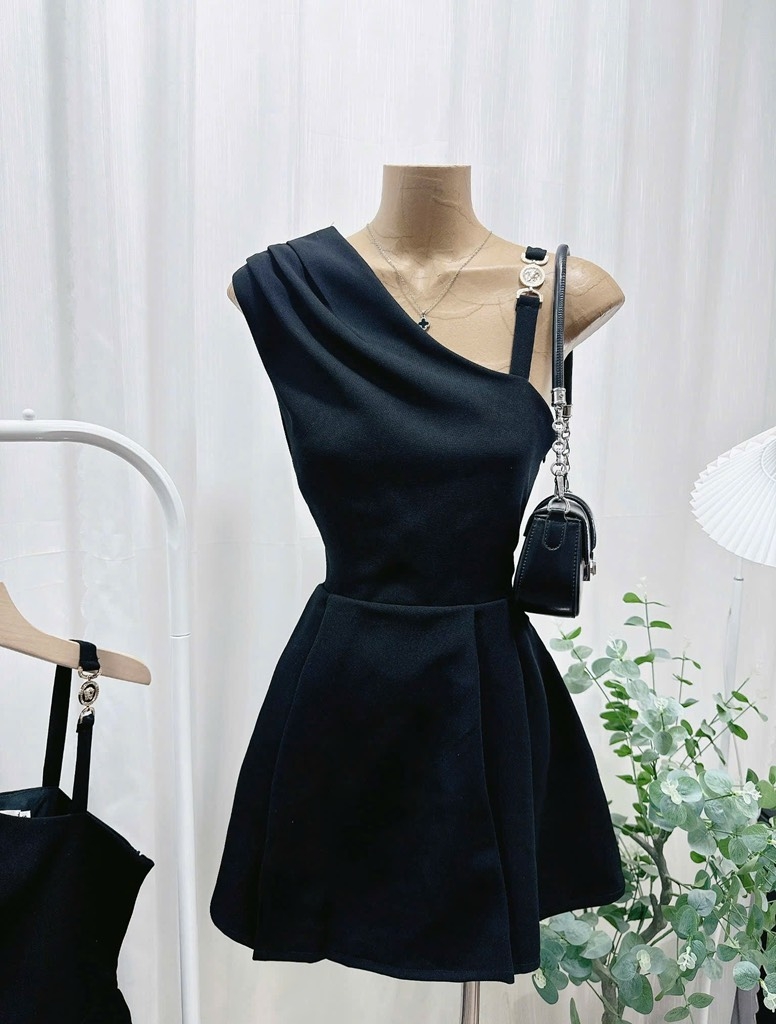 Đầm đen lệch vai khoen vai