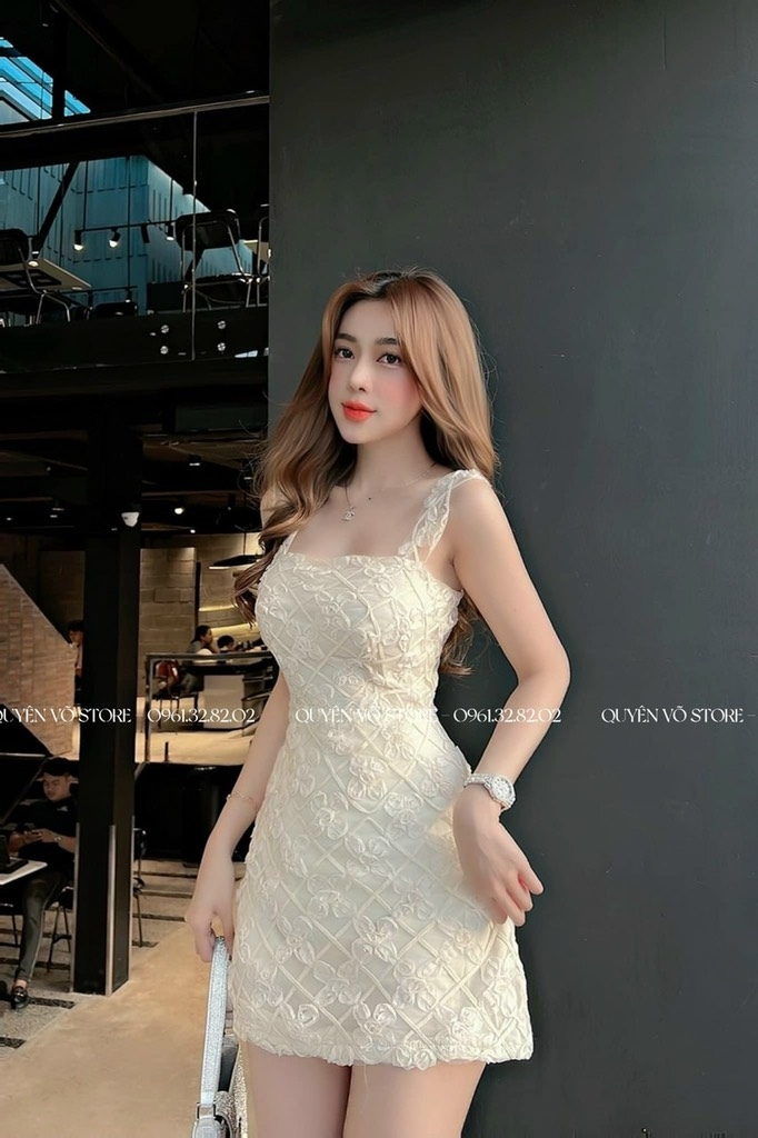 Đầm ren hoa ô vuông - M