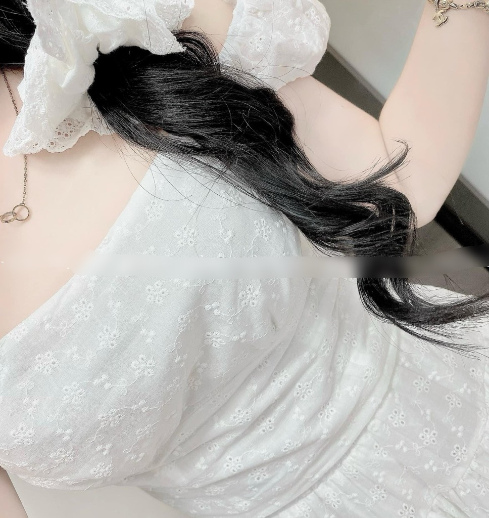 Set crop trắng ren chân váy tầng