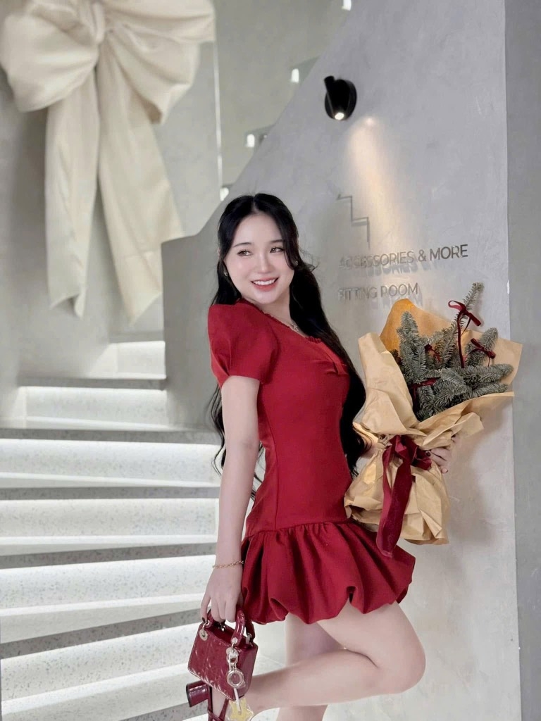 Đầm cổ tròn viền ren tay phồng xòe