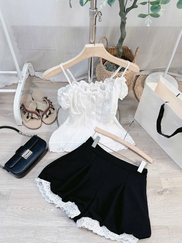 Set áo trắng rớt vai short đen bí