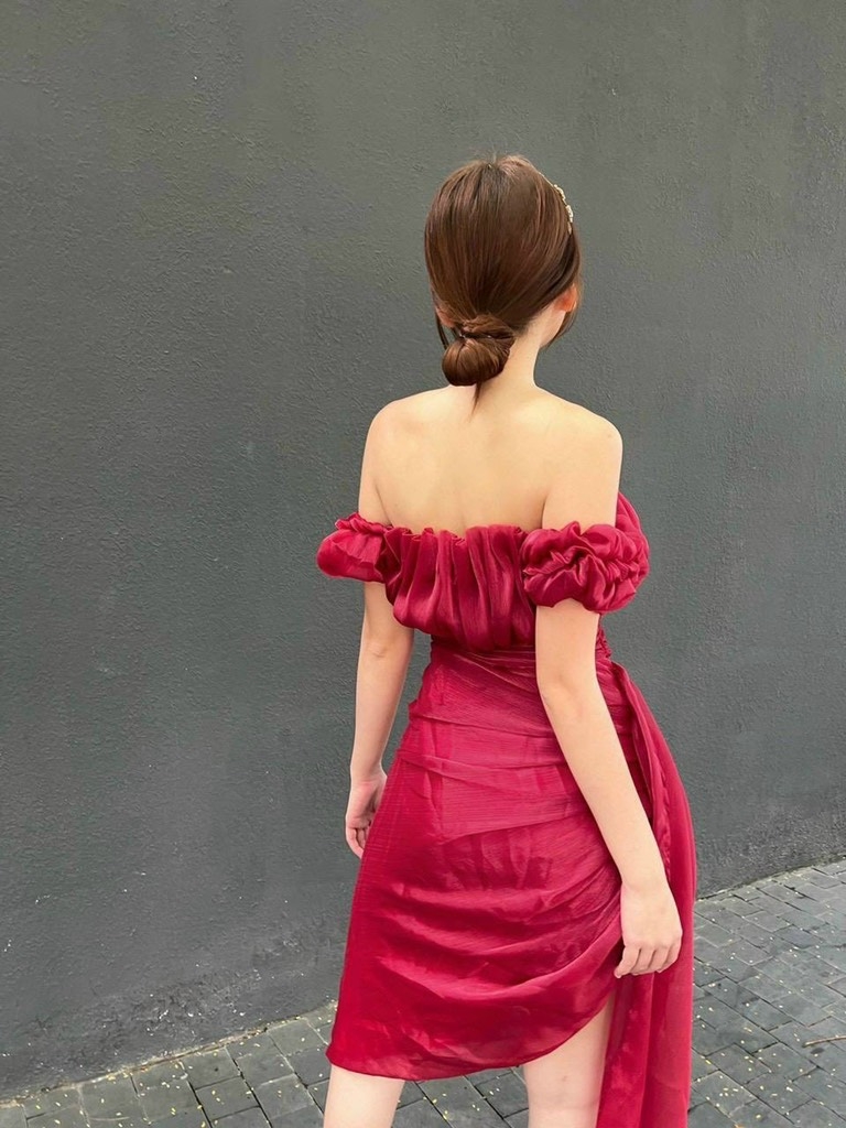 Đầm voan đỏ bẹc vai