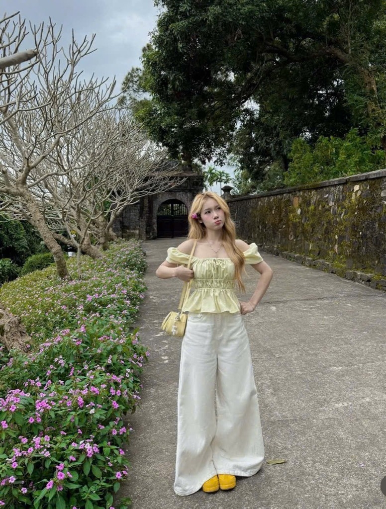 Set áo nhún tay phồng quần suông trắng