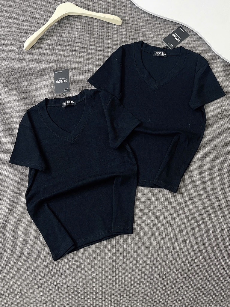 Áo thun cổ tim trơn - Form vừa