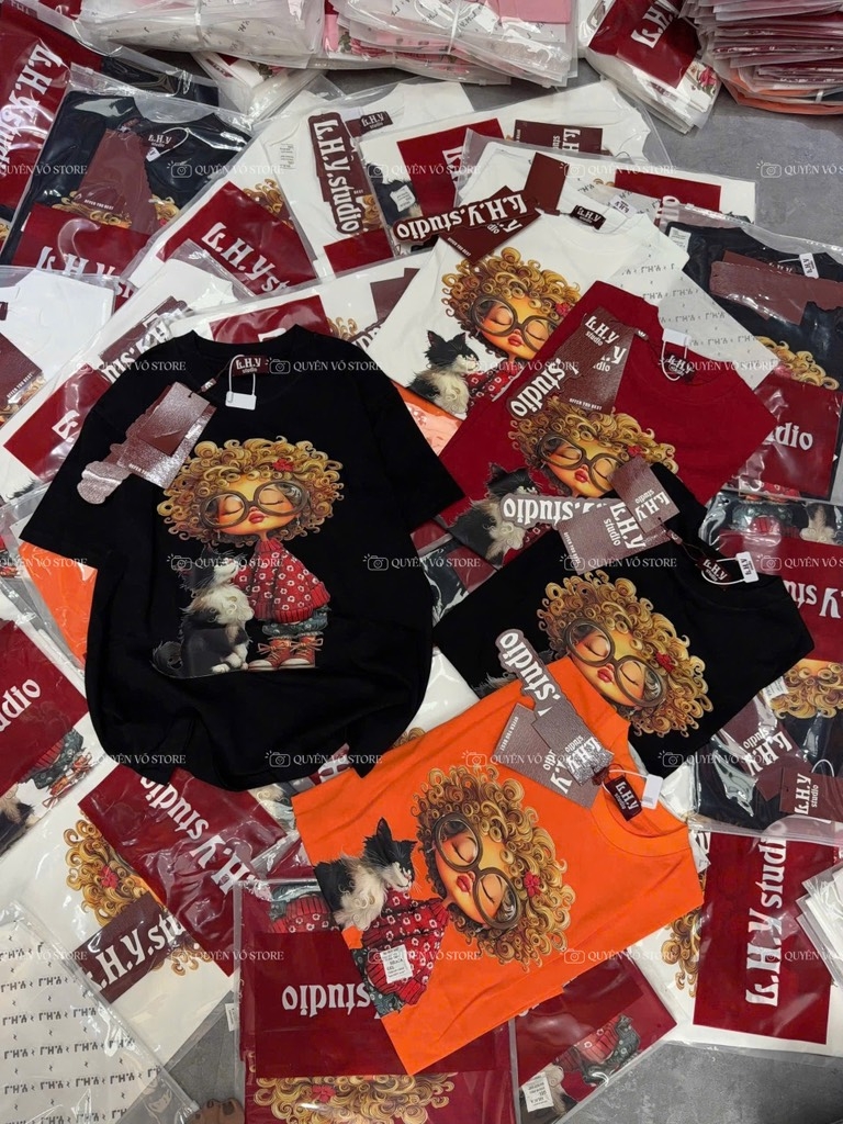 Áo thun cô gái tóc xù mèo