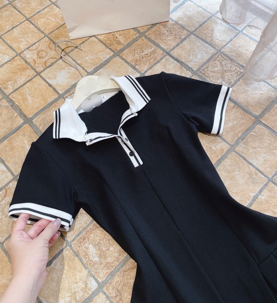 Đầm đen cổ polo viền