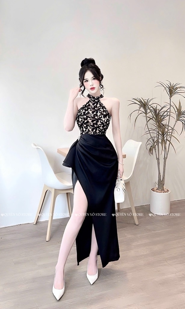 Đầm cổ yếm ren phối lụa ôm body - Đen