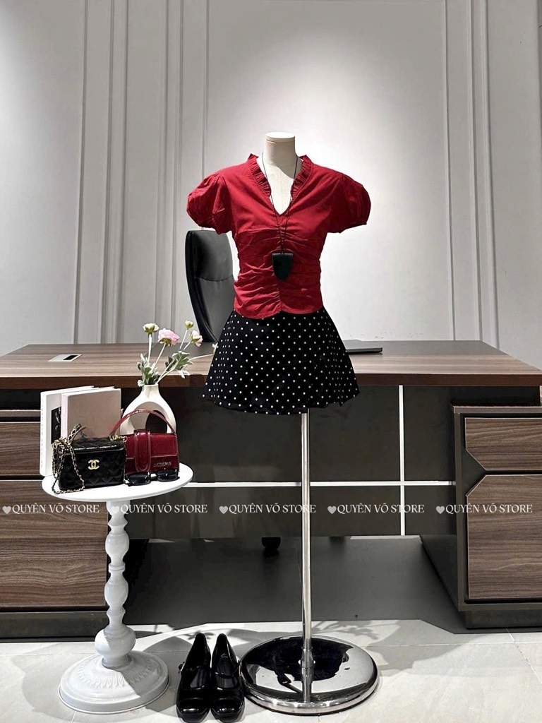 Set áo đỏ cổ V bèo nhíu x chân váy bi đen