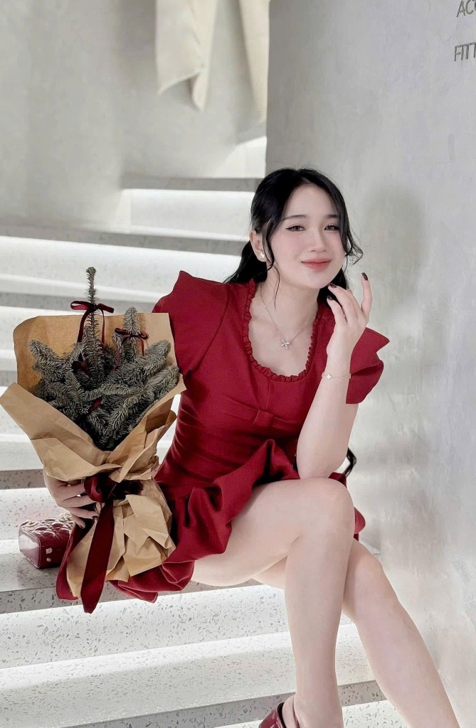 Đầm cổ tròn viền ren tay phồng xòe