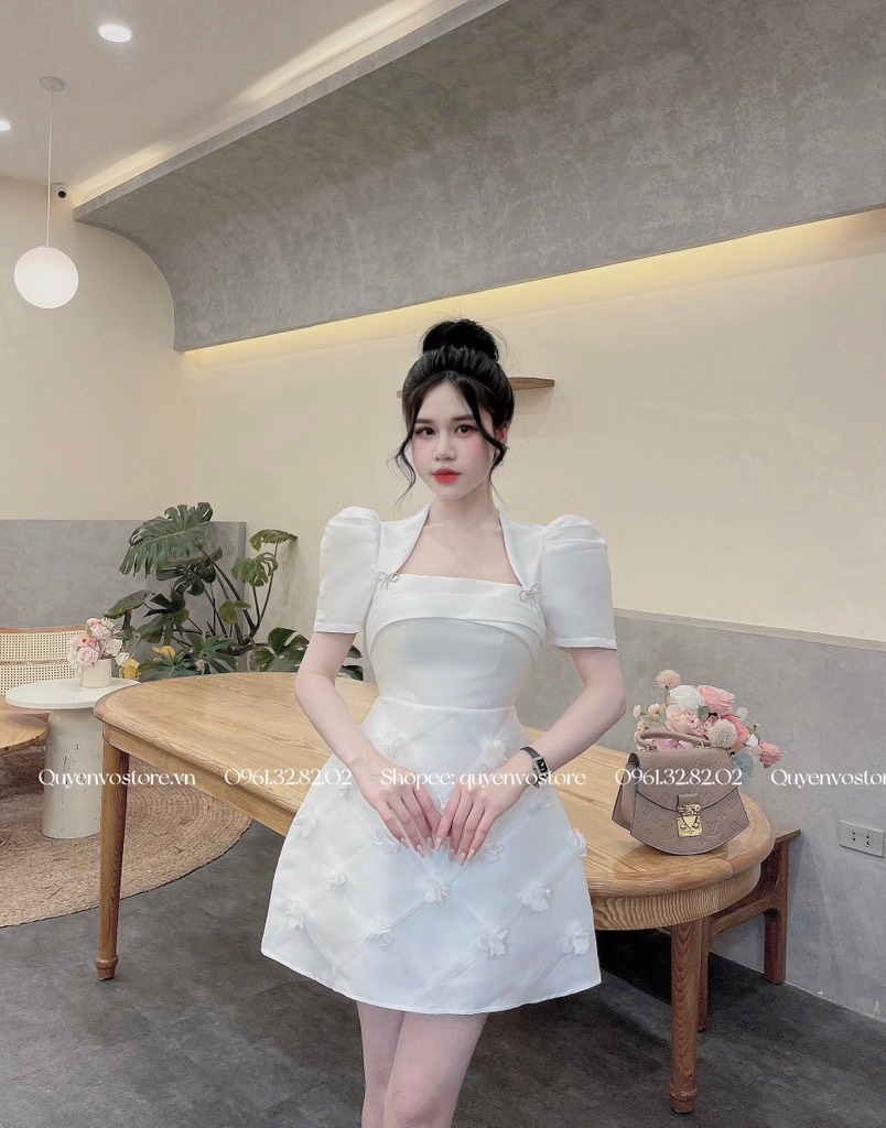Đầm cổ vuông đính hoa ô
