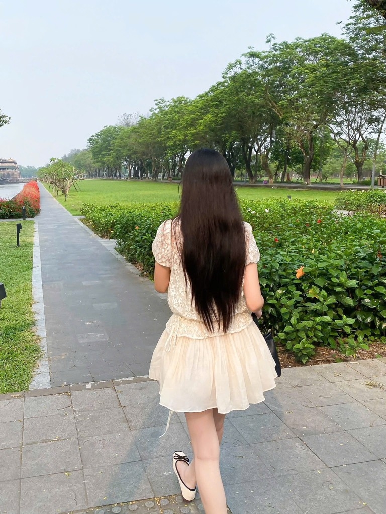 Set áo nude ren hoa chân váy xòe