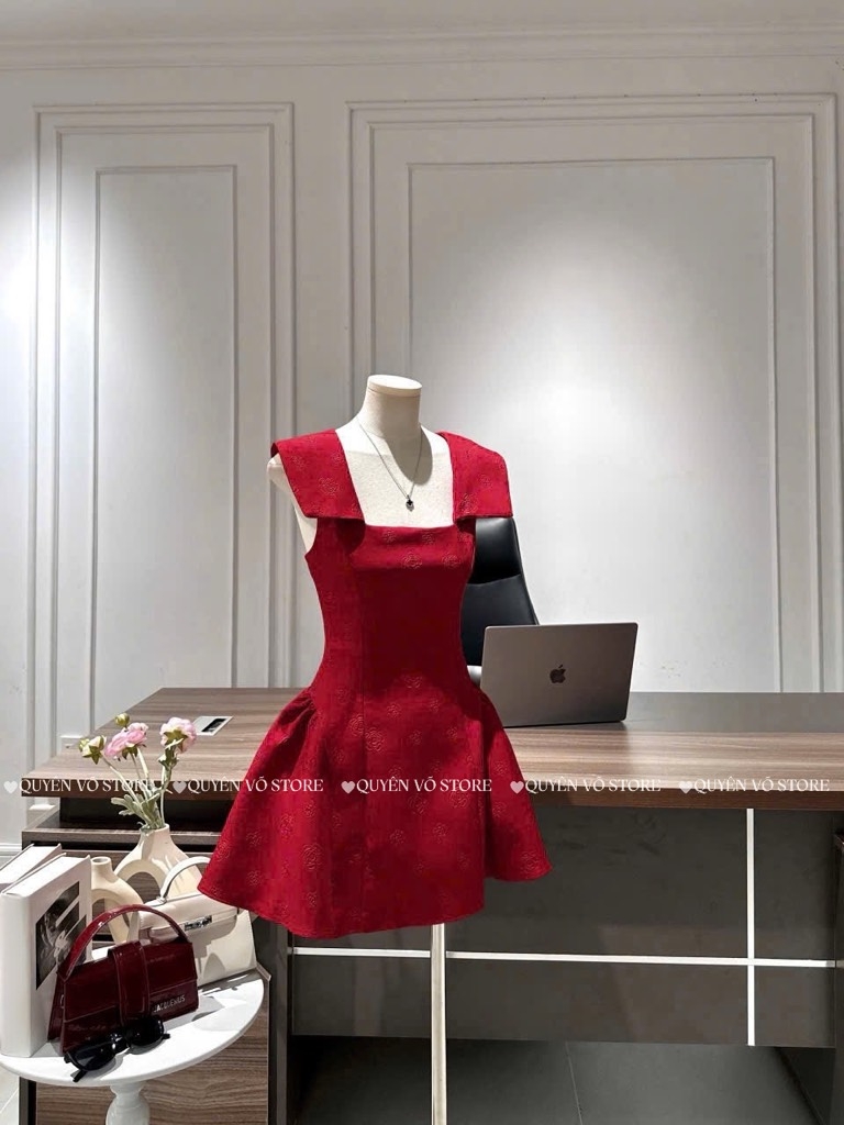 Đầm đỏ xòe tay tiên