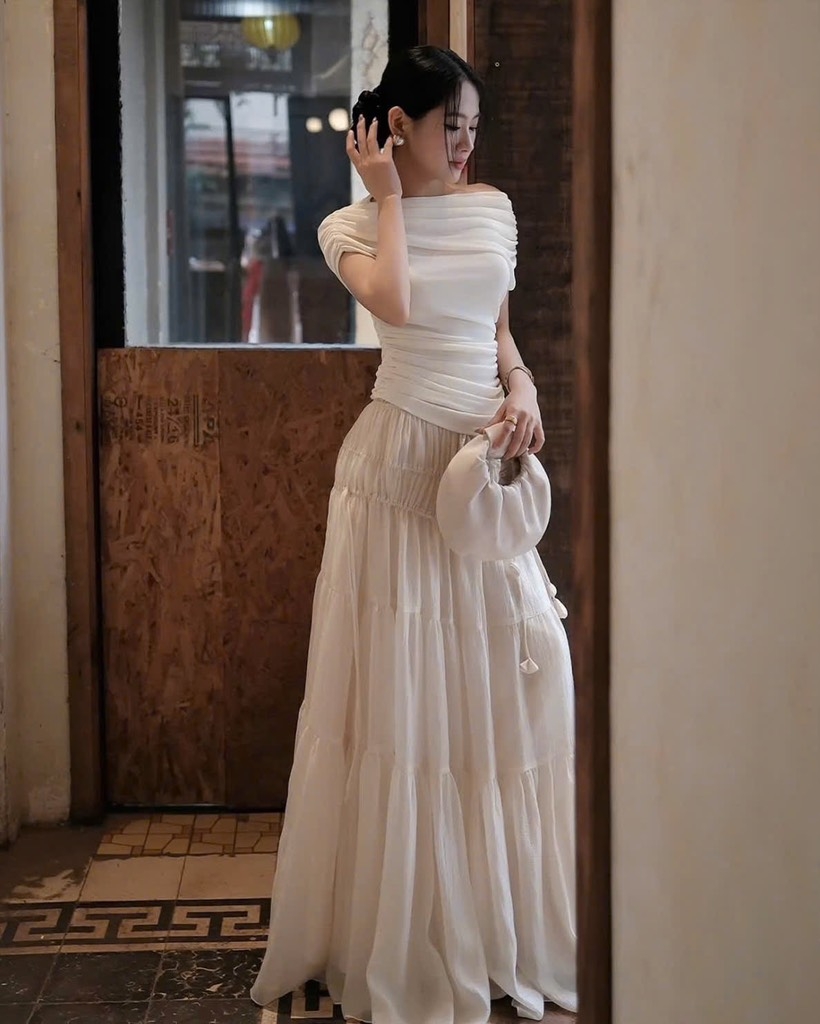 Set áo trắng trễ vai nhún chân váy midi đính hoa