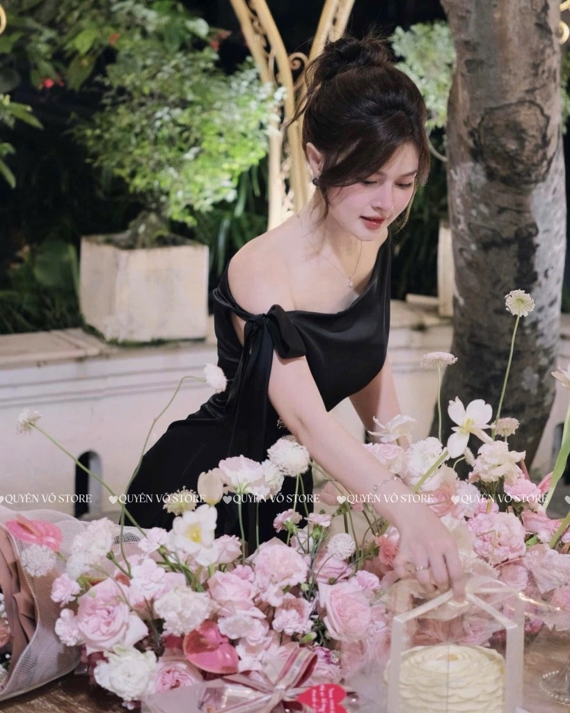 Đầm lụa lệch vai buộc nơ dài - Đen