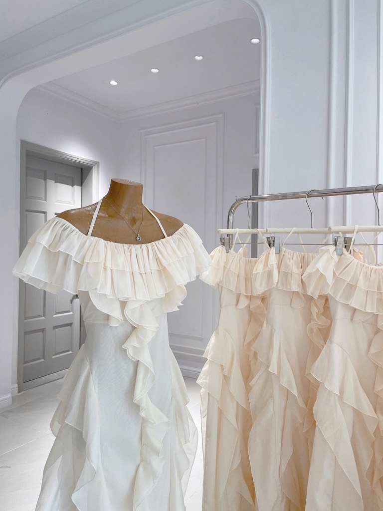 Đầm midi trễ vai kem