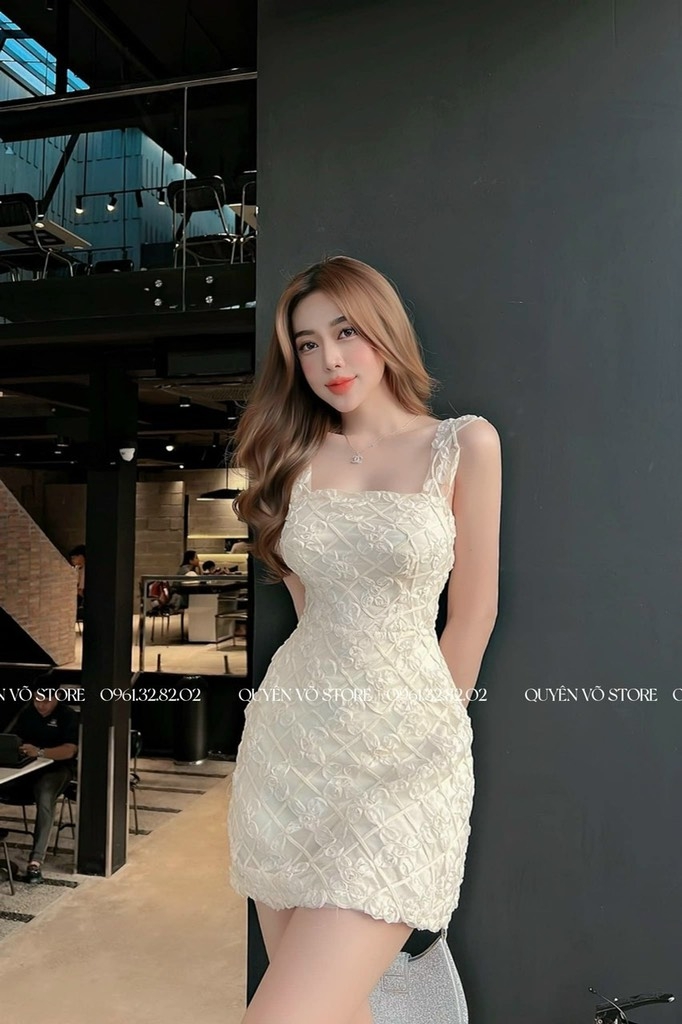 Đầm ren hoa ô vuông - M