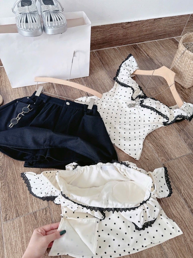 Set trễ vai áo chấm bi