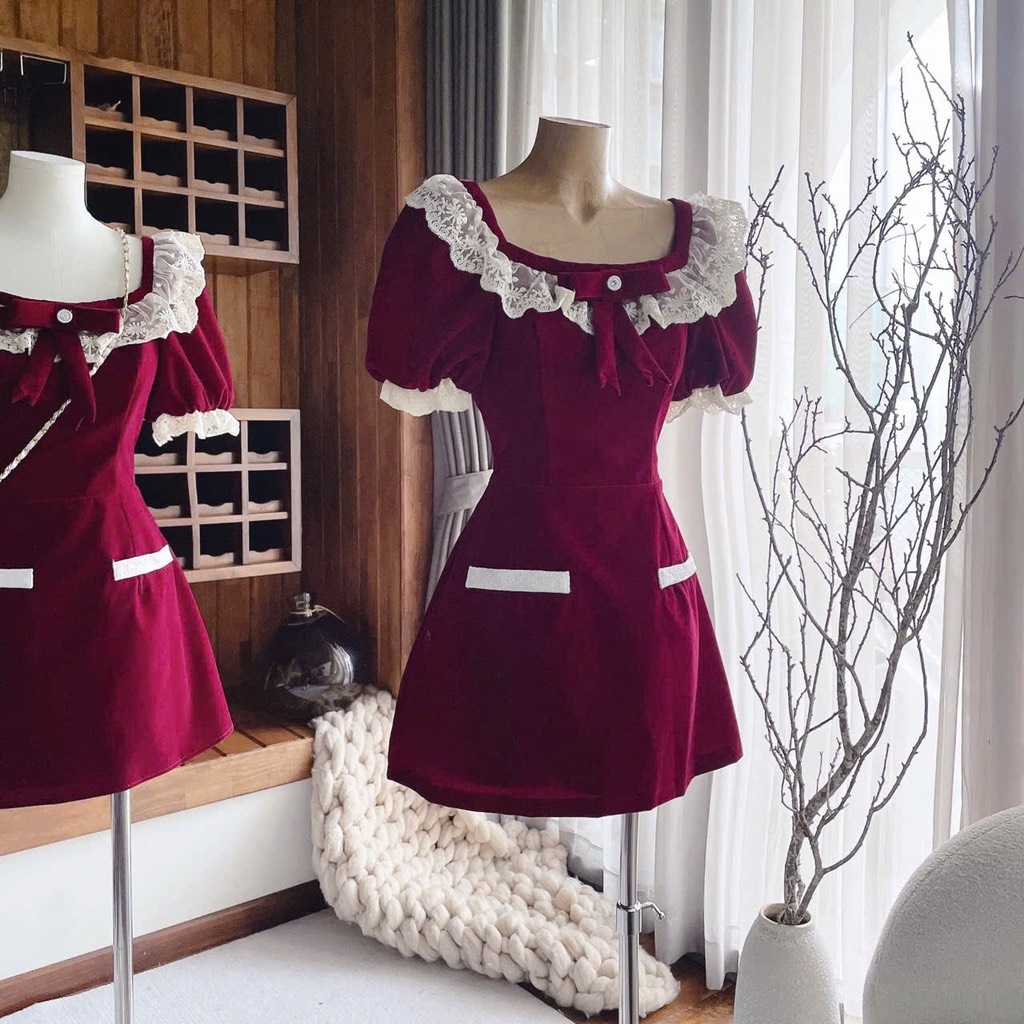 Đầm đỏ nhung cổ vuông viền ren