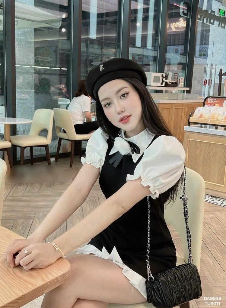 Đầm đen phối cổ sơ mi trắng