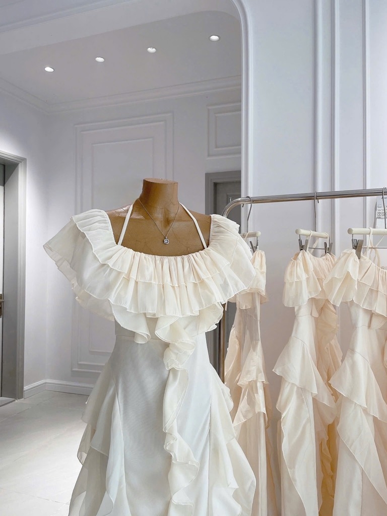 Đầm midi trễ vai kem