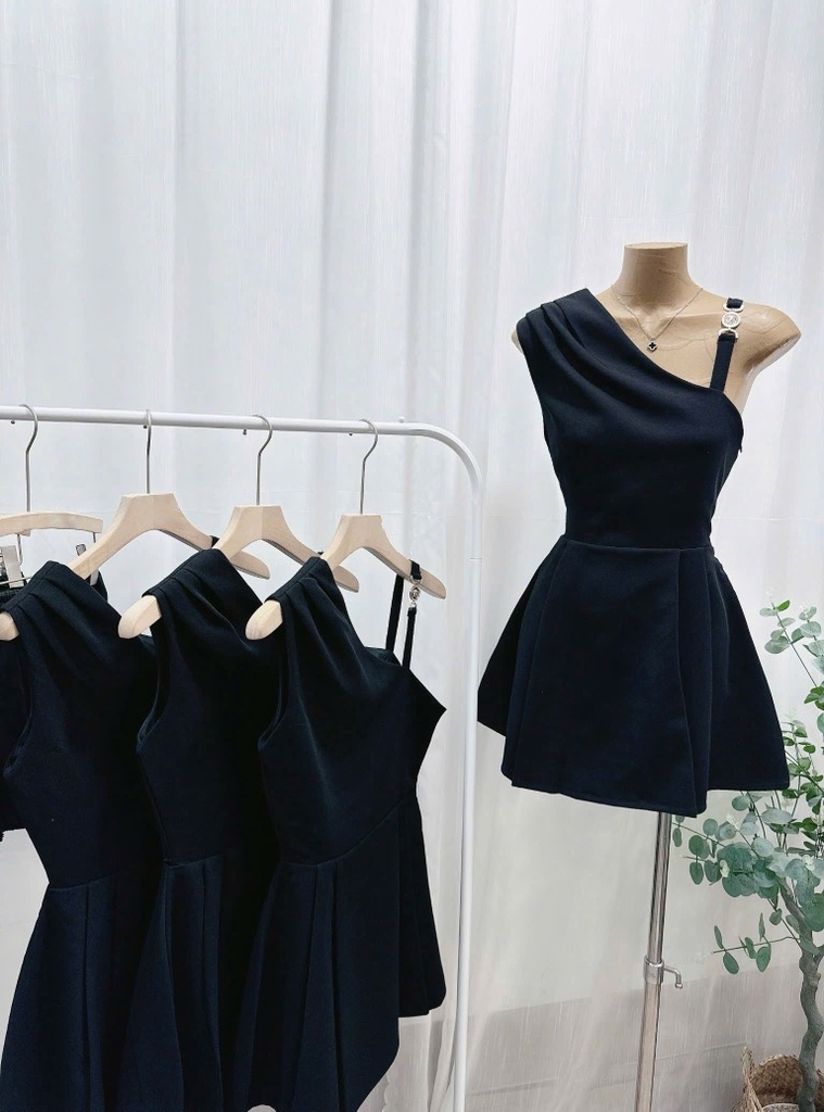 Đầm đen lệch vai khoen vai
