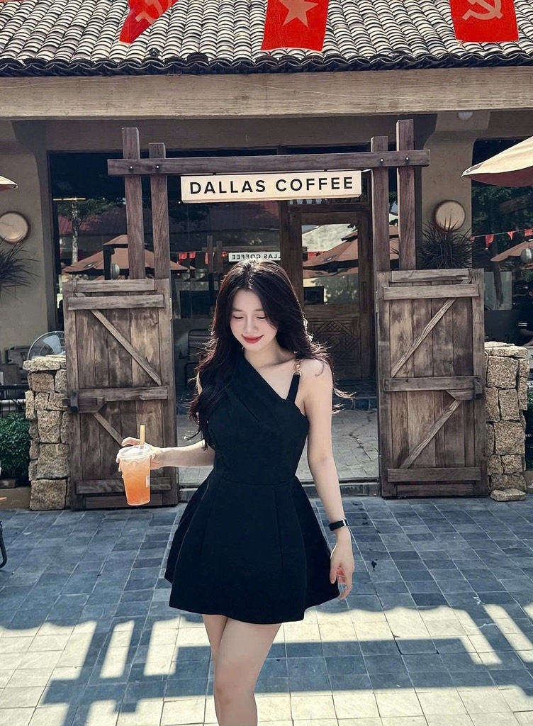 Đầm đen lệch vai khoen vai