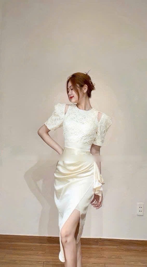 Đầm lụa phối ren hở vai
