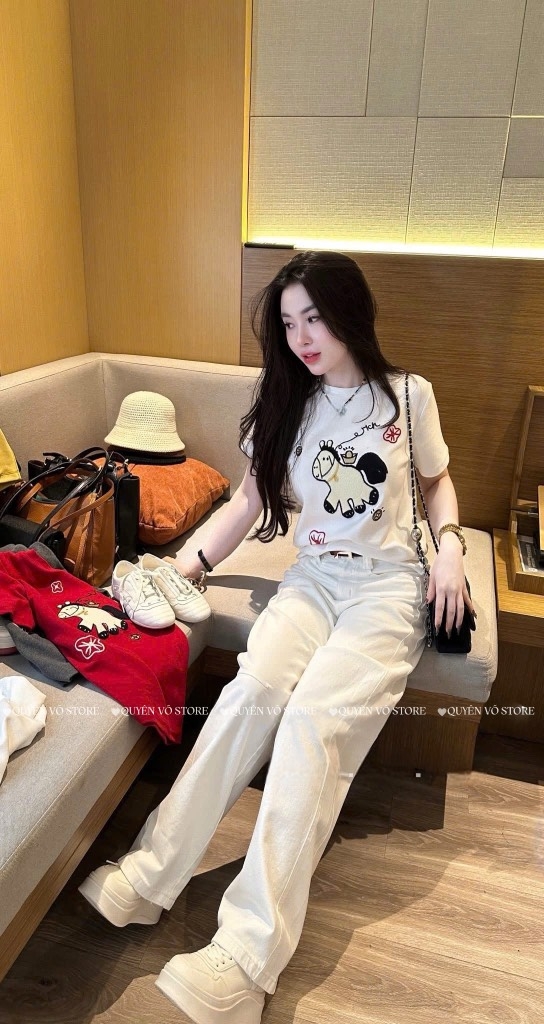 Áo thun ngựa thêu