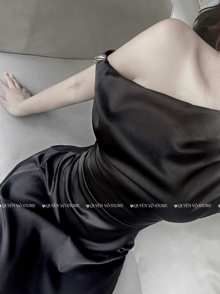 Đầm lụa lệch vai xếp ly eo - Đen