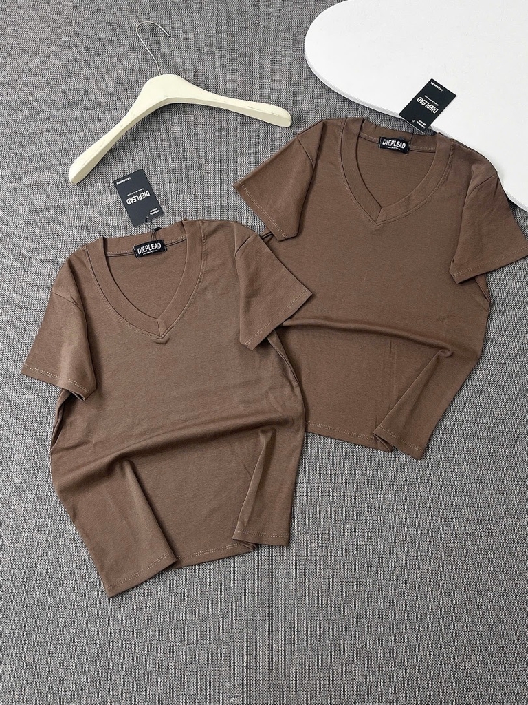 Áo thun cổ tim trơn - Form vừa