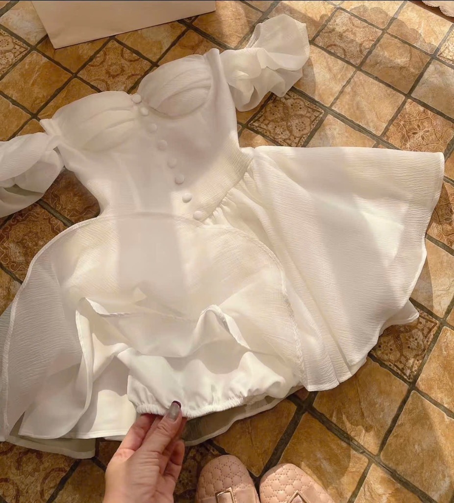 Đầm trắng cúp ngực có mút nút bọc