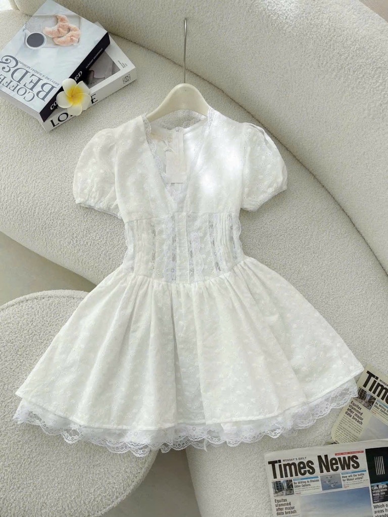 Đầm trắng ren xòe