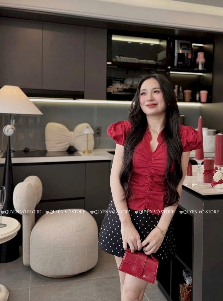 Set áo đỏ cổ V bèo nhíu x chân váy bi đen