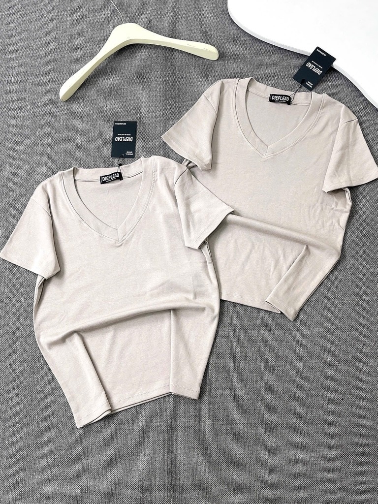 Áo thun cổ tim trơn - Form vừa