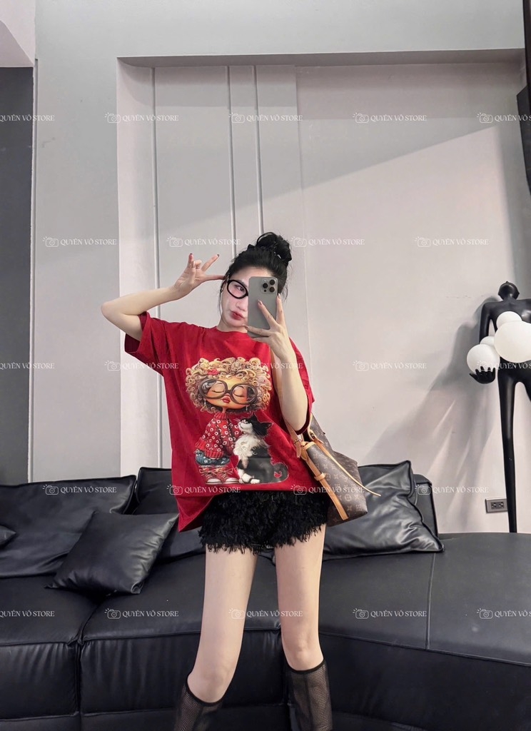 Áo thun cô gái tóc xù mèo