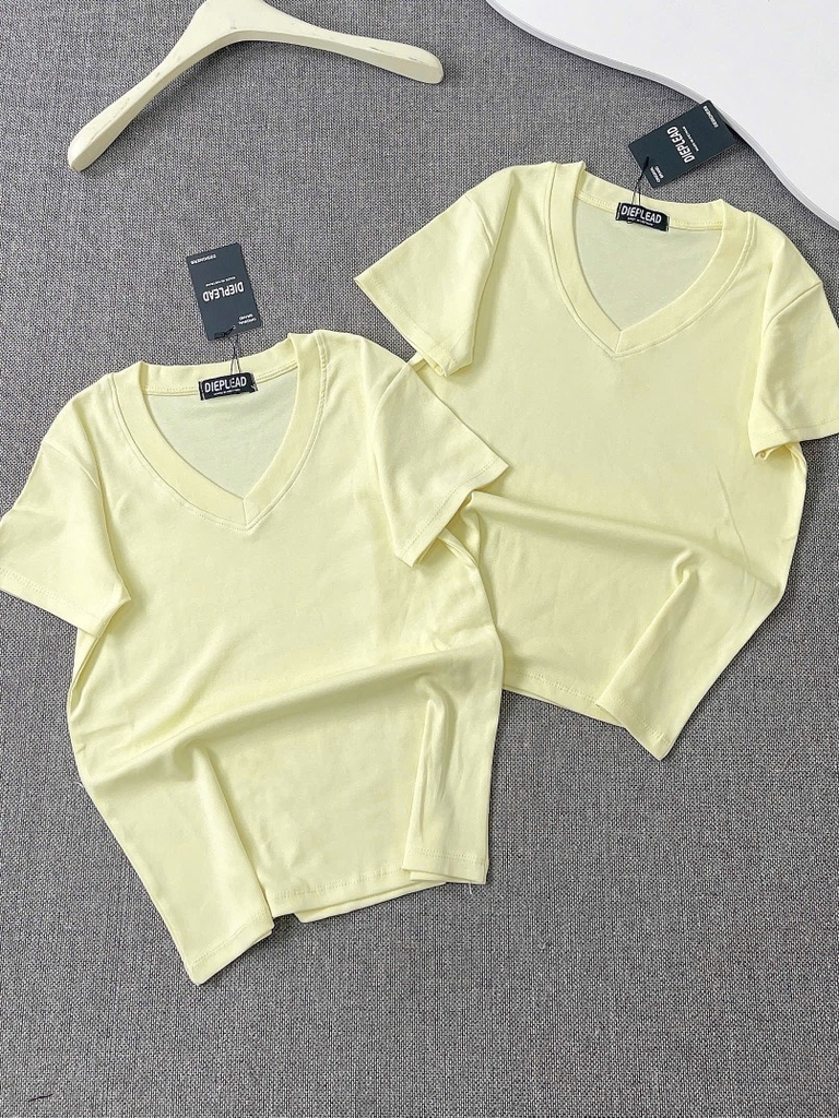 Áo thun cổ tim trơn - Form vừa