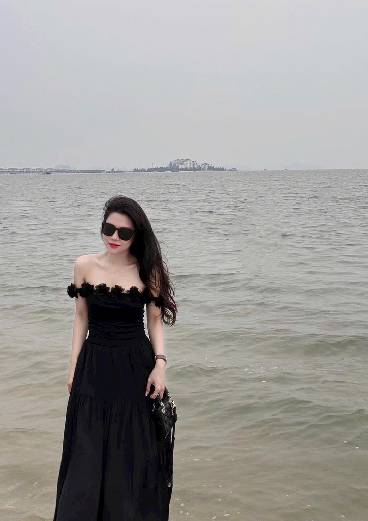 Áo thun rớt vai kết hoa