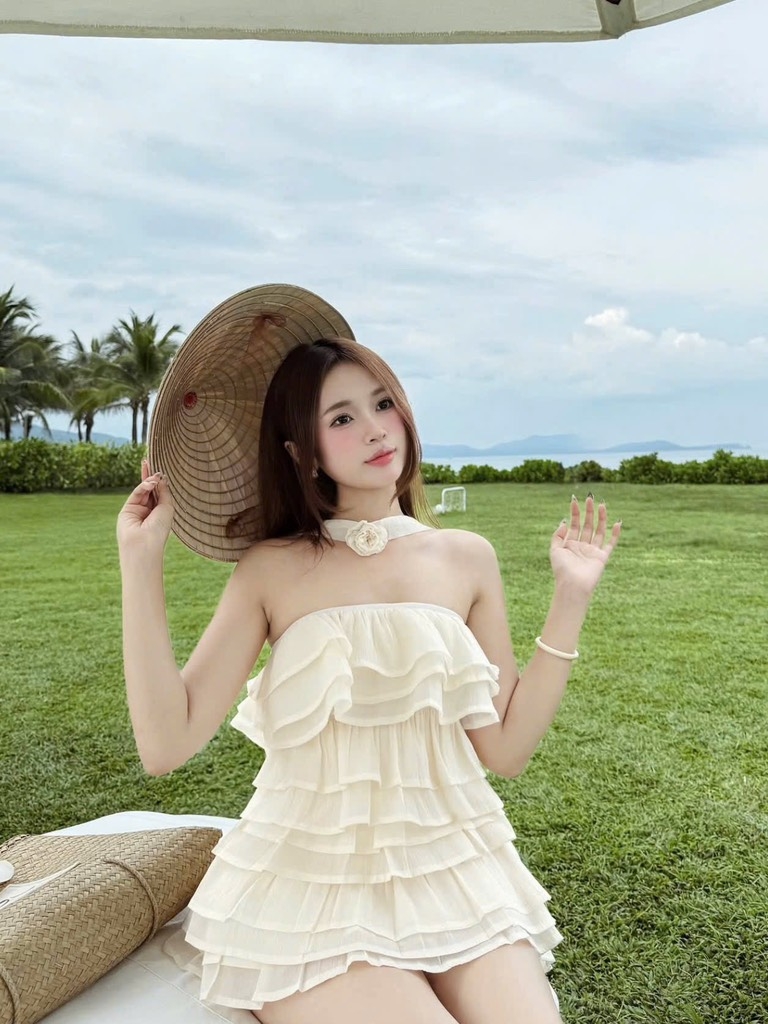 Đầm kem cúp ngực tầng