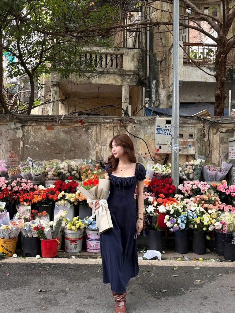 Đầm midi xanh navy cổ vuông