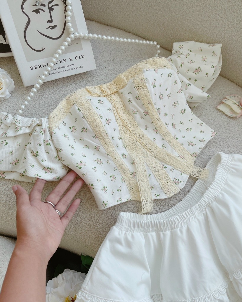 Set áo hoa nhí cúp ngực chân váy viền ren