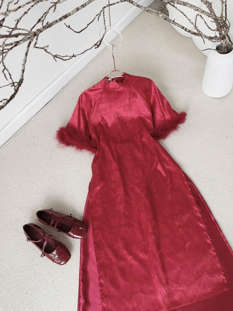 Set áo dài đỏ tay đính lông vũ
