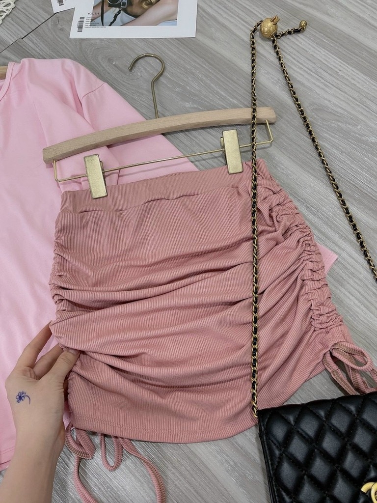 Set áo thun cổ v chân váy nhún Hồng