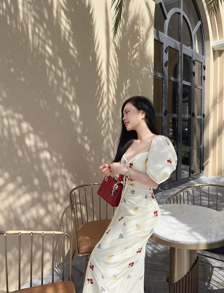 Đầm kem thêu hoa rút ngực